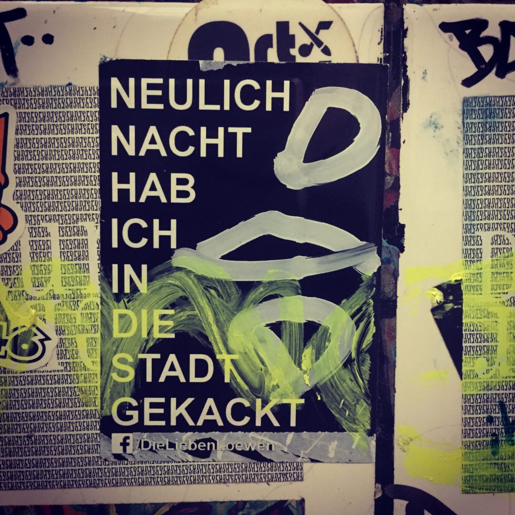 Sticker mit dem Text: Neulich Nacht habe ich in die Stadt gekackt